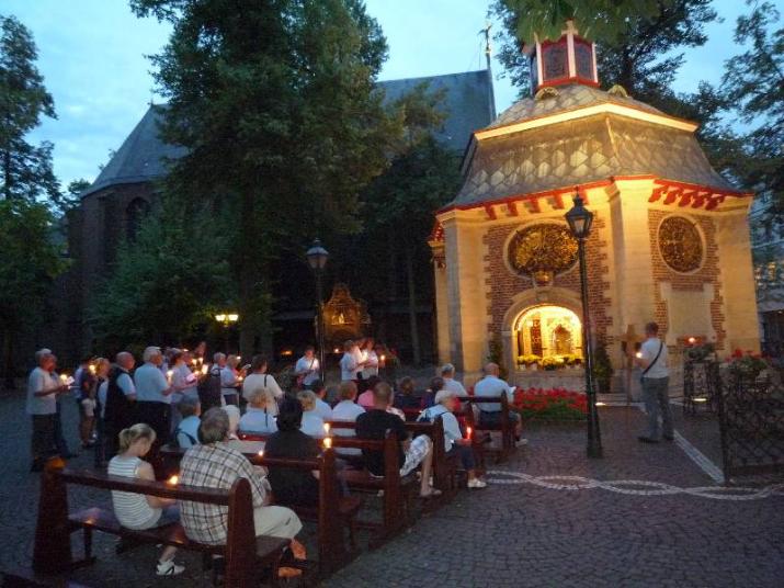 Am Ende eines anstrengenden Wallfahrtstages: Abschlussgebet vor dem Gnadenbild der Mutter Gottes, 22.08.2009 